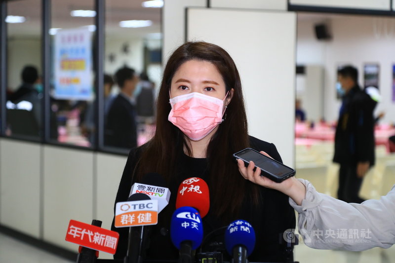 春節返鄉潮到來,因應防疫新制居家檢疫者需「一人一戶」,台中市觀光旅遊局長林筱淇19日接受聯訪表示,雖積極擴充居家檢疫替代所量能,但還是不敷需求;呼籲讓居家檢疫者留在家裡,而家屬則入住安心旅宿。中央社記者郝雪卿攝 110年1月19日