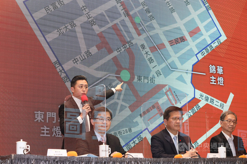 部立桃園醫院武漢肺炎群聚事件持續擴大,行政院19日下午舉行記者會,由祕書長李孟諺(前左)主持,交通部長林佳龍(前左2)及新竹市長林智堅(後立者)等人出席,宣布停辦2021台灣燈會,這台灣燈會也是30多年來首度停辦。中央社記者郭日曉攝 110年1月19日