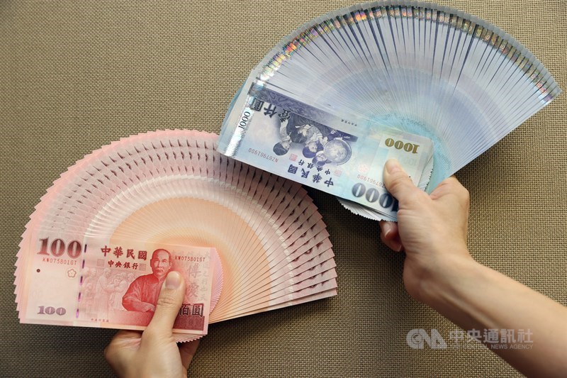 央行為便利民眾春節前換新鈔,洽請台灣銀行、台灣土地銀行、合作金庫商業銀行、第一商業銀行、華南商業銀行、彰化商業銀行、台灣中小企業銀行及中華郵政公司等8家金融機構,選定454家分行(郵局)作為指定兌鈔地點,2月3日起連續5個營業日辦理兌鈔作業。中央社記者鄭傑文攝 110年1月19日