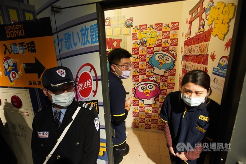 日本知名零售連鎖店「驚安殿堂 唐吉訶德」台灣首號店「DON DON DONKI西門店」19日正式開幕,排隊民眾多,工作人員嚴陣以待。中央社記者徐肇昌攝 110年1月19日