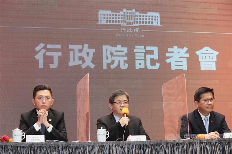 行政院19日下午舉行記者會,由祕書長李孟諺(中)主持,交通部長林佳龍(右)、新竹市長林智堅(左)出席,會中宣布2021台灣燈會確定停辦。中央社記者郭日曉攝 110年1月19日