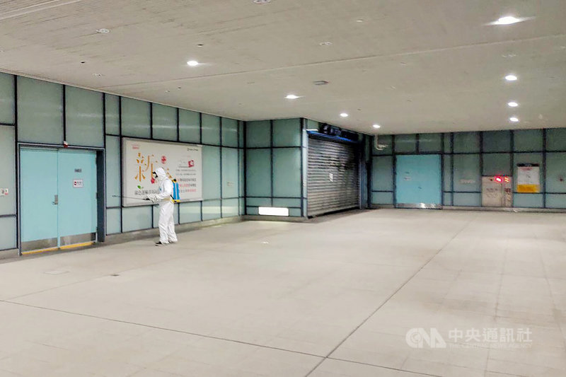 中央流行疫情指揮中心19日公布確診民眾活動足跡,包含桃園大眾捷運A7站等處,桃捷公司已展開消毒作業,也呼籲民眾落實防疫,戴口罩、勤洗手。(桃園大眾捷運公司提供)中央社記者吳睿騏桃園傳真 110年1月19日