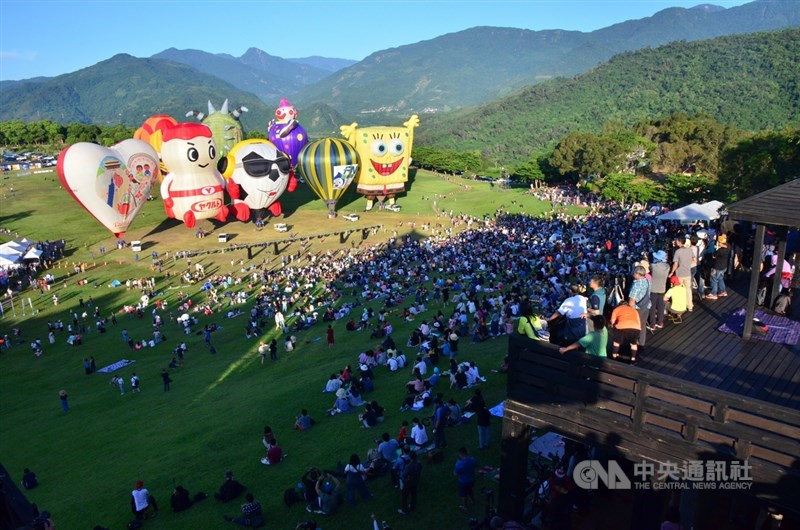 武漢肺炎疫情影響,國內旅遊大爆發。圖為去年暑假台東熱氣球嘉年華人潮。(中央社檔案照片)