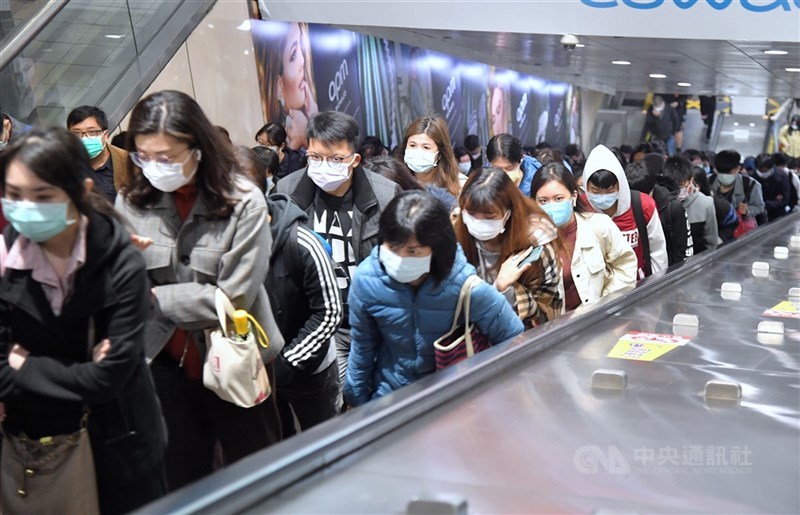 除了第一線防疫人員長時間的犧牲奉獻,防疫工作若無一般民眾的配合,也不可能成功。圖為搭乘台北捷運的民眾戴口罩防疫。(中央社檔案照片)
