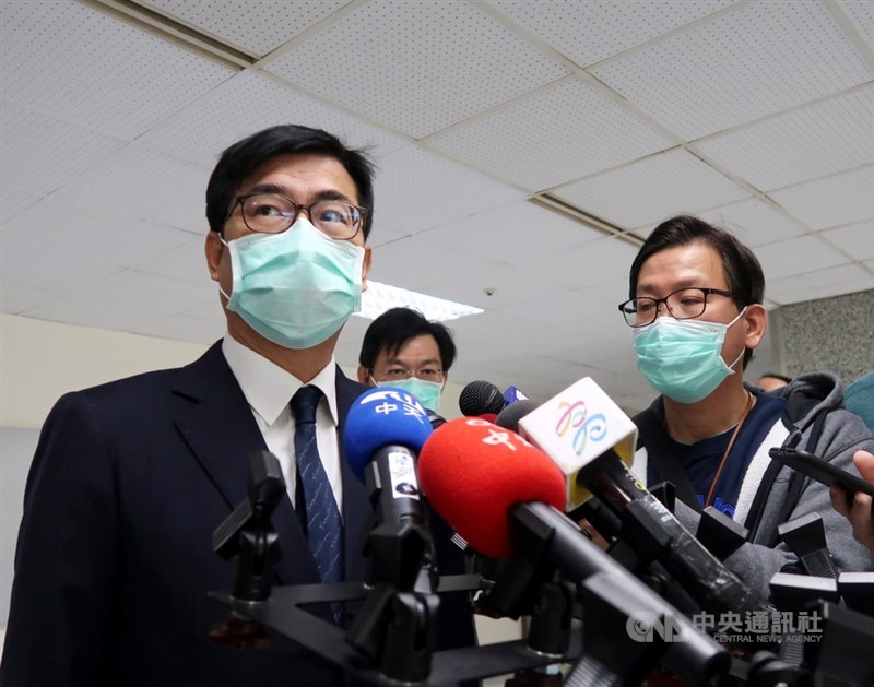 高雄市長陳其邁(左)19日指出,春節商圈及市集的相關防疫會依據中央流行疫情中心的規定調整,高雄燈會也會以不同地方的活動因地制宜做規劃,希望民眾依規定落實防疫新生活。中央社記者王淑芬攝 110年1月19日