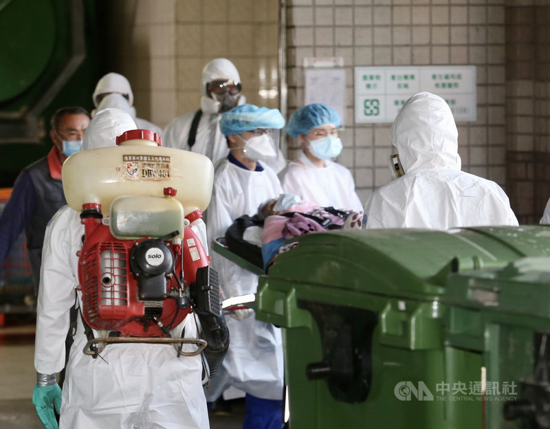 衛福部桃園醫院的武漢肺炎群聚案持續擴大,陸軍第六軍團指揮部的三三化學兵群19日下午前往桃園醫院,協助轉院的病患、家屬及救護車等進行消毒作業。中央社記者張皓安攝 110年1月19日