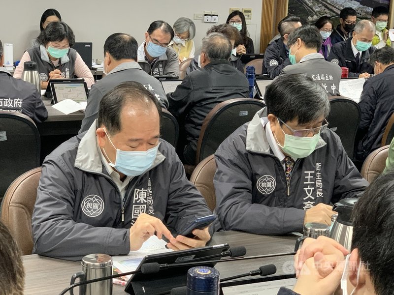 衛生福利部桃園醫院武漢肺炎群聚案擴大，指揮中心19日宣布要清空病人。桃園市衛生局長王文彥（前右）20日表示，已協調一般的輕症患者用巴士載送，為減省載送時間，將由警察局派車做前導。中央社記者葉臻攝  110年1月20日