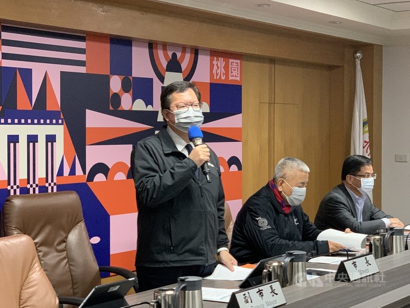 桃園市長鄭文燦(左)20日表示,將公告傳統市場強制戴口罩、停止試吃,罰則比照八大場所;桃園市2項年貨大街活動皆停辦。中央社記者葉臻攝 110年1月20日