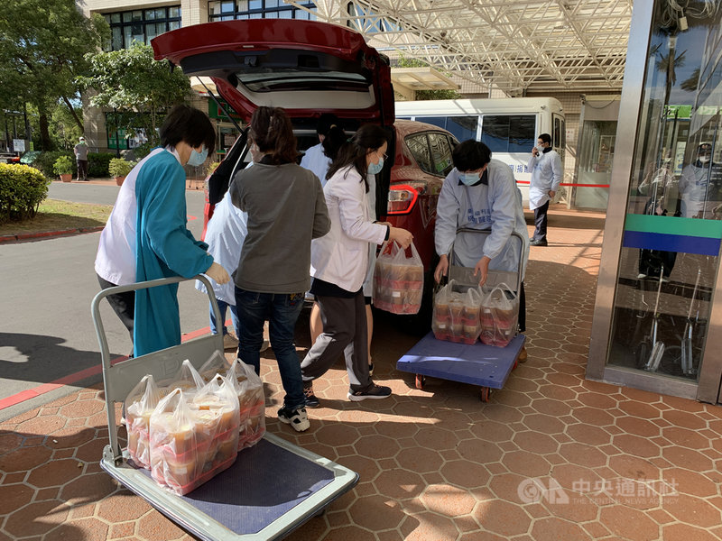 衛福部桃園醫院武漢肺炎群聚案延燒,20日有民眾開車載送上百杯手搖飲料至桃園醫院,希望為院內的醫護人員打氣。中央社記者葉臻攝 110年1月20日
