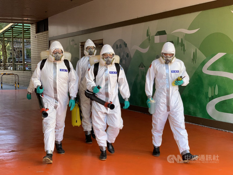 衛生福利部桃園醫院武漢肺炎群聚案持續延燒,隸屬陸軍第六軍團指揮部的三三化學兵群進駐桃園醫院,20日為轉院病患的行李及載送車輛消毒。中央社記者葉臻攝 110年1月20日