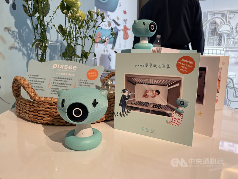 筆電代工廠仁寶20日宣布首度跨足科技育兒消費品市場,發表pixsee AI智慧寶寶攝影機,可即時翻譯嬰兒哭聲代表飢餓、尿布濕或想睡覺,協助父母掌握嬰兒生理狀態。中央社記者吳家豪攝 110年1月20日