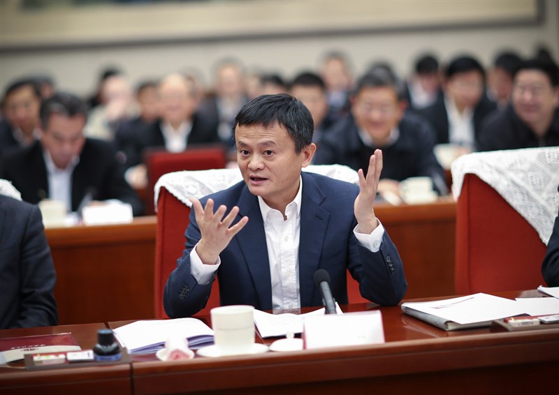 中國阿里巴巴集團創辦人馬雲(圖)20日在一個基金會頒獎典禮中,以視訊方式致詞,這是他近3個月後首次公開現身。圖為馬雲2019年參加由中國國務院總理李克強主持的座談會。(中新社)