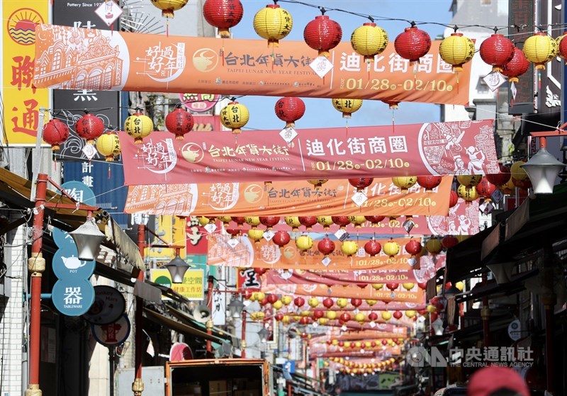 武漢肺炎疫情升溫,台北市長柯文哲20日宣布,迪化街年貨大街實體活動取消。中央社記者張皓安攝 110年1月20日