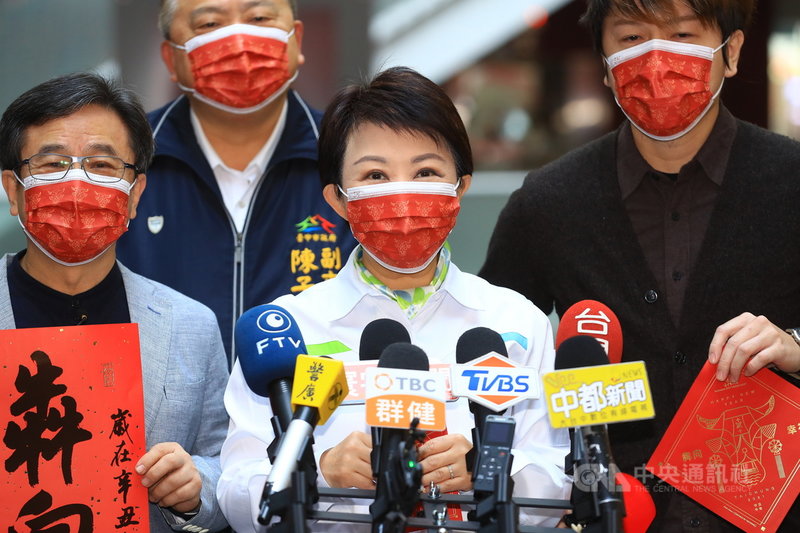 因應疫情,台中市政府宣布取消中台灣元宵燈會、發小紅包等春節應景活動,台中市長盧秀燕(中)20日表示,元宵燈會不舉辦,但小提燈仍會發放。中央社記者郝雪卿攝 110年1月20日