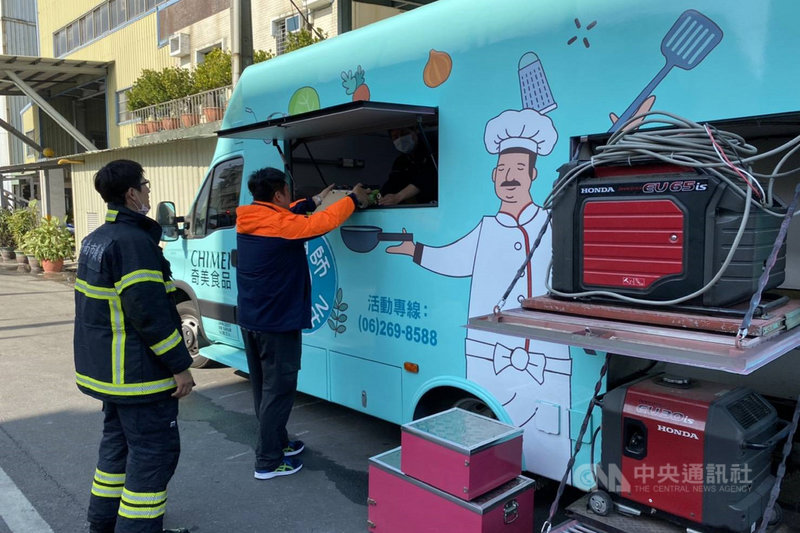 台南市仁德區一家塑膠工廠19日晚間起火,消防人員徹夜救災,火勢於20日上午撲滅,距離火場不遠的奇美實業支援餐車提供熱食慰勞消防人員。(消防局提供)中央社記者楊思瑞台南傳真 110年1月20日