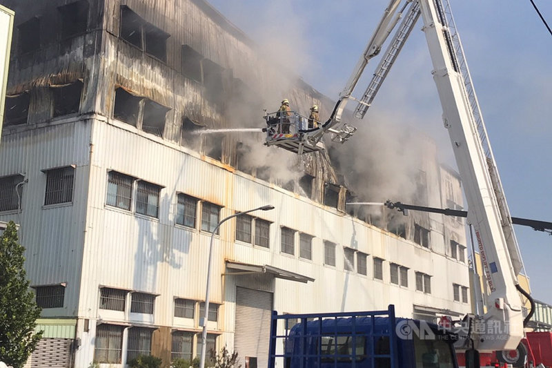 台南市仁德區一家塑膠工廠19日晚間起火,台南市消防局動員大批人車救災,徹夜搶救約11個小時,火勢於20日上午撲滅。(讀者提供)中央社記者楊思瑞台南傳真 110年1月20日