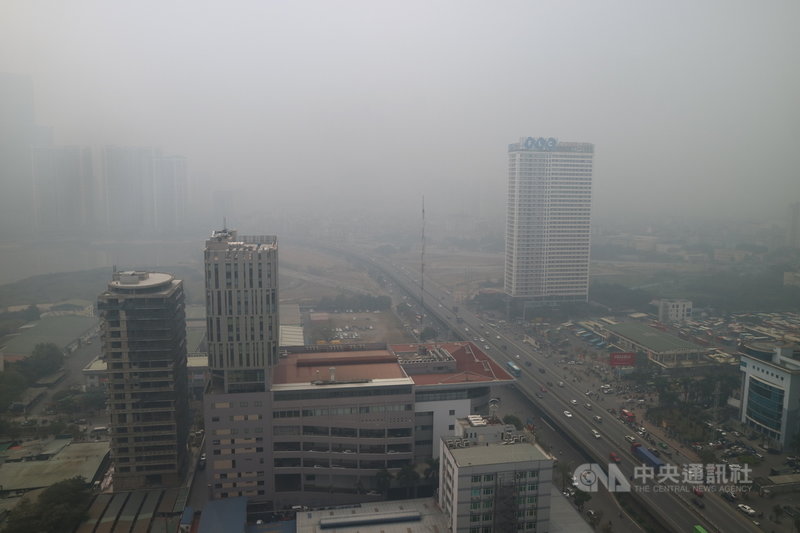越南首都河內每到秋冬就是一片灰濛濛,透過窗戶俯瞰街景好似罩了一層窗紗。根據美國駐越南大使館監測數據,河內20日中午12時的空氣品質指標(AQI)達241,屬於「非常不健康」等級。中央社記者陳家倫河內攝 110年1月20日