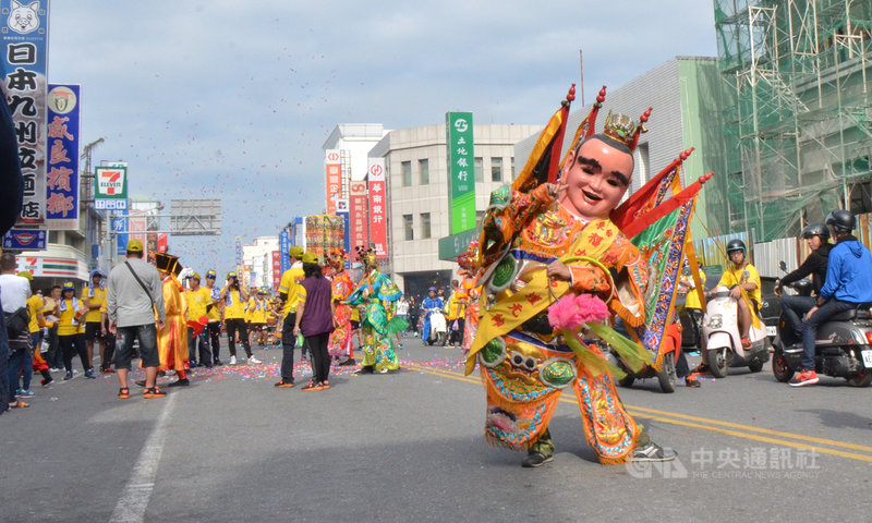 武漢肺炎(2019冠狀病毒疾病,COVID-19)疫情升溫,台東縣政府、台東市公所和天后宮協商後,決定今年取消元宵節陣頭遶境活動。圖為民國109年活動照片。中央社記者盧太城台東攝 110年1月20日