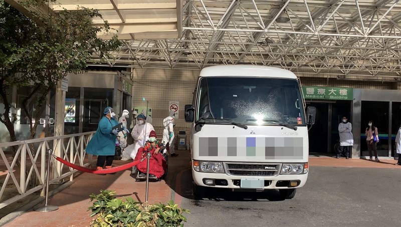 衛福部桃園醫院武漢肺炎群聚升溫,中央流行疫情指揮中心宣布即起清空醫院,病患陸續轉出,前來載運的小型巴士及病患行李都由化學兵先行進行消毒。中央社記者葉臻攝 110年1月20日