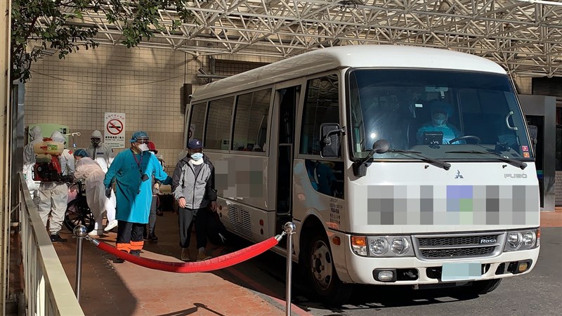 衛福部桃園醫院武漢肺炎群聚升溫,中央流行疫情指揮中心宣布即起清空醫院,病患陸續搭乘小型巴士轉院。中央社記者葉臻攝 110年1月20日
