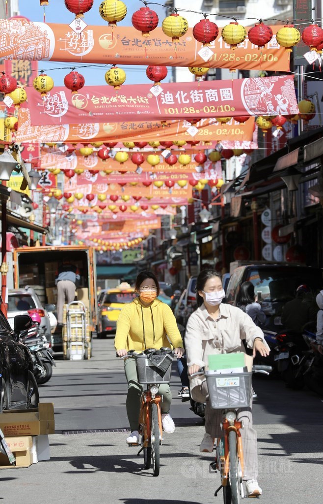 武漢肺炎疫情升溫,中央流行疫情指揮中心強烈建議無法嚴格執行完整風險評估的大型活動取消或延後舉辦。台北市長柯文哲20日宣布,迪化街年貨大街實體活動取消。中央社記者張皓安攝 110年1月20日