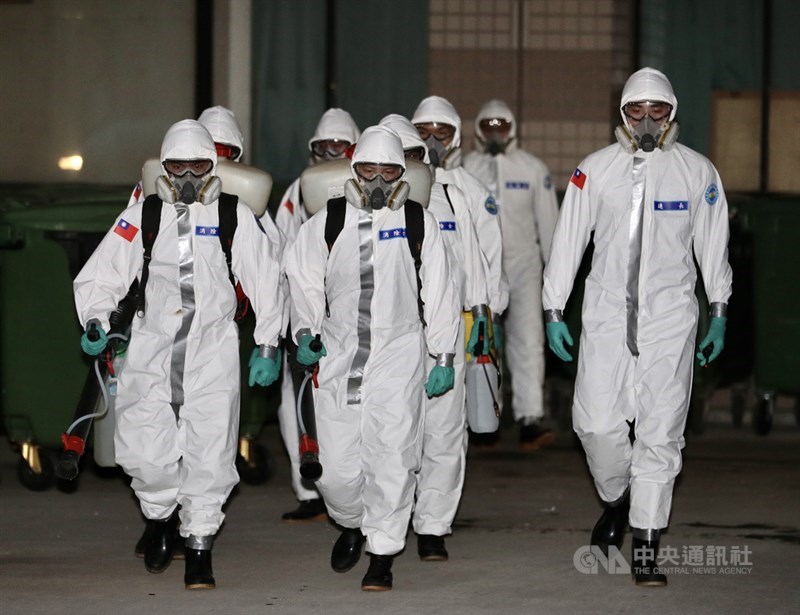 台灣近期發生醫院感染,但台大公衛學者陳秀熙20日說,醫院感染可阻斷,防範社區感染的關鍵是症狀前個案的隔離管控。圖為化學兵群19日前往桃園醫院協助院方加強消毒。(中央社檔案照片)