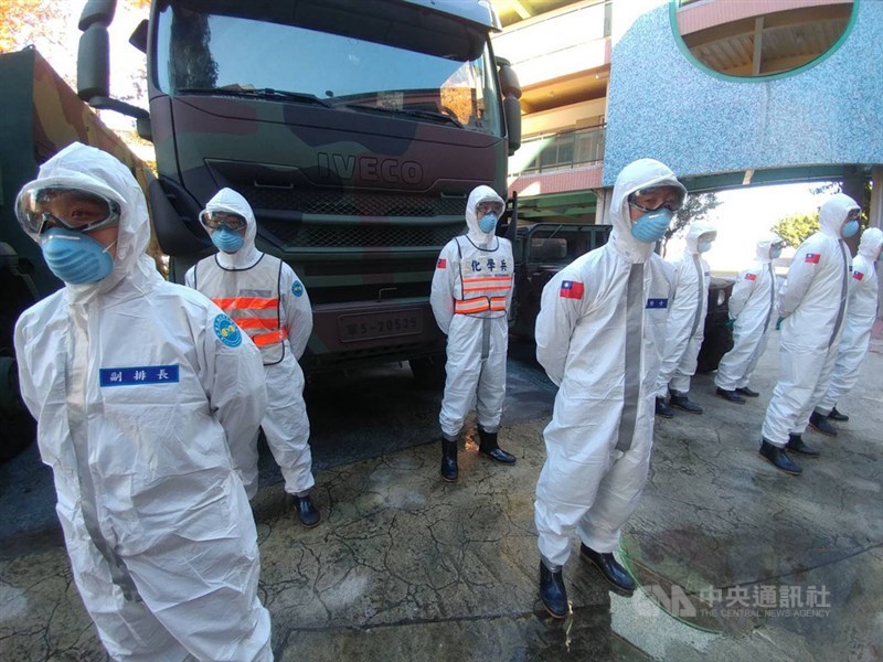 衛福部桃園醫院武漢肺炎群聚案延燒,累計10人確診。國軍化學兵21日協同桃園市衛生局人員,針對臨近桃園醫院周邊的社區巷道進行全面消毒。中央社記者施宗暉攝 110年1月21日