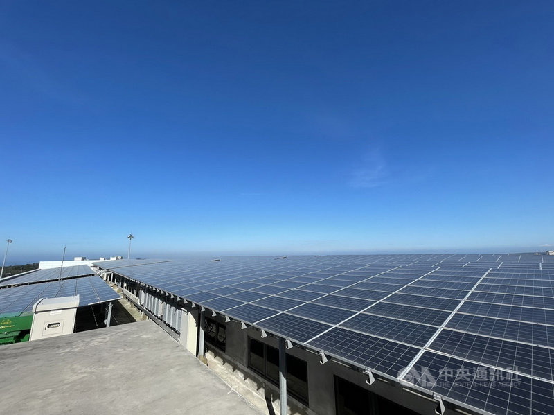 新北捷運公司在淡海輕軌機廠屋頂建置太陽光電發電系統,成為新北第一座光電捷運機廠,於2020年併網完成,預計每年可發電200萬度,減少的二氧化碳排放量相當於3座大安森林公園全年的碳吸附量。(新北捷運公司提供)中央社記者黃旭昇新北市傳真 110年1月21日