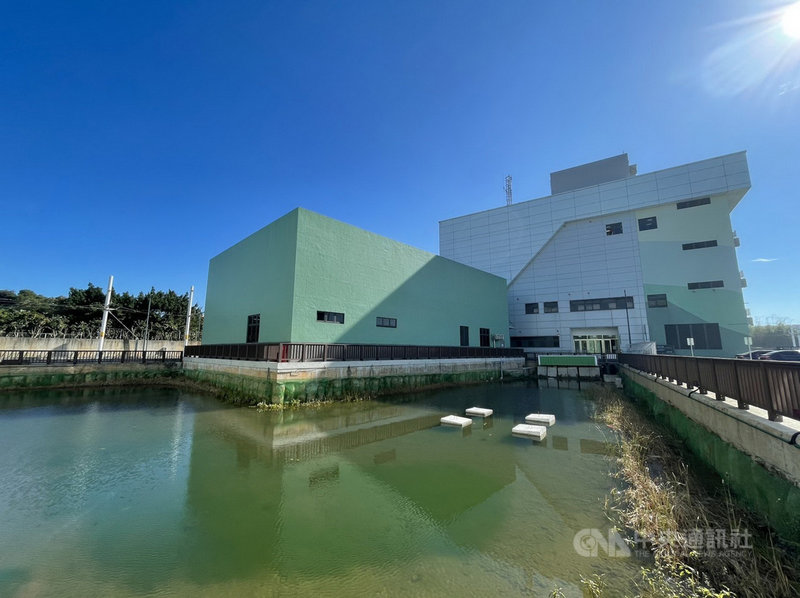 新北市捷運公司21日表示,積極拓展副業財源,淡海輕軌機廠滯洪池結合綠能環保概念,建構「魚菜共生」系統,種植蔬菜及養殖鱘龍魚、鱸魚,未來盼推出便當,以商轉模式獲益,維持永續營運。(新北捷運公司提供)中央社記者黃旭昇新北傳真 110年1月21日