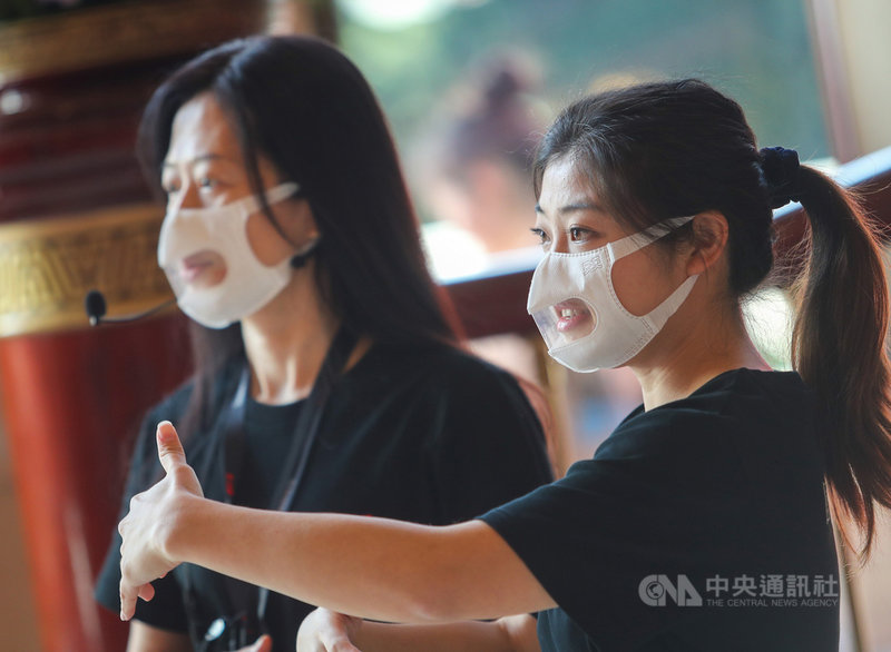 台灣康匠研發透明口罩,為不織布加上防霧設計的PE塑膠片,民眾配戴口罩溝通時,可清楚看見唇部、表情變化,3D立體設計可以完整包覆臉部形狀,無壓力耳帶彈性佳,久戴也不會有壓迫感,21日首批捐贈2萬片給國家兩廳院、蒲公英聽語協會等單位,盼減少聽損朋友溝通障礙。中央社記者裴禛攝 110年1月21日