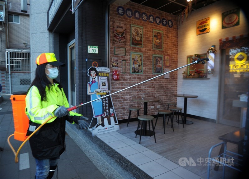 衛福部桃園醫院武漢肺炎群聚案延燒,桃園市環保局21日在桃醫周邊社區進行環境清潔消毒作業,噴灑消毒水。中央社記者施宗暉攝 110年1月21日