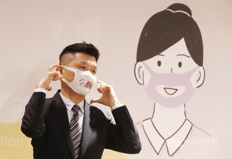 國家兩廳院、台灣康匠21日舉行記者會,康匠捐贈透明口罩供兩廳院使用,前台工作人員可依需求配戴,聽損朋友則能藉由透明口罩,減少溝通障礙。中央社記者裴禛攝 110年1月21日