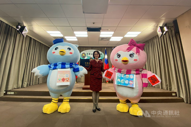 領務局印製「追求自由民主」春聯,並舉辦線上問答活動,提供4150份春聯抽獎。中央社記者游凱翔攝 110年1月21日