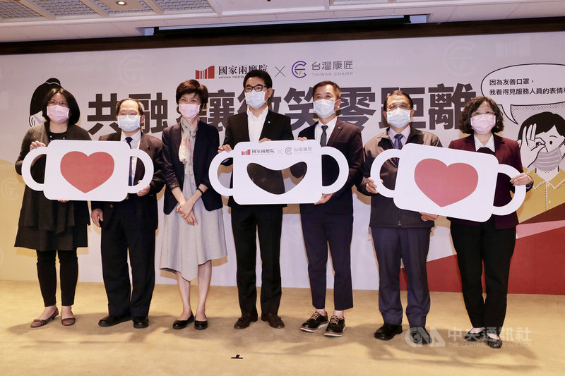 台灣康匠推出透明口罩盼滿足聽損人士需求,首批捐贈約2萬片給國家兩廳院、蒲公英聽語協會等單位使用,康匠總經理陳勇志(右3)、兩廳院藝術總監劉怡汝(左3)、蒲公英聽語協會理事長謝莉芳(左)、民進黨籍立委劉建國(中)等人21日出席捐贈儀式。中央社記者裴禛攝 110年1月21日