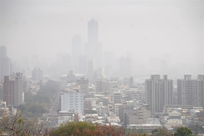 環保署21日空氣品質監測網,共18測站空氣品質達紅色警示等級,主要集中在雲嘉南、高屏等地區。圖為21日高雄市空氣品質不佳,天空一片霧茫茫。中央社記者董俊志攝 110年1月21日
