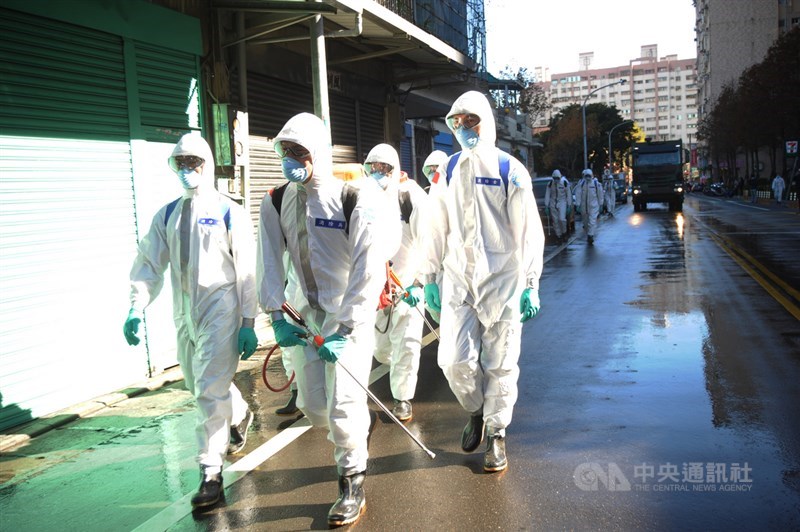 桃園醫院武漢肺炎群聚案至今累計10人確診,陸軍化學兵21日在桃醫周邊社區展開全面清潔消毒作業。中央社記者施宗暉攝 110年1月21日