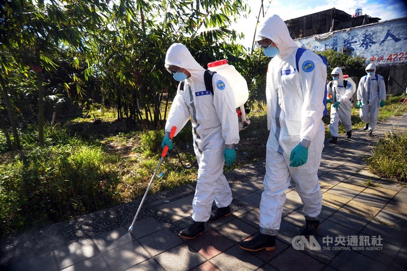 桃園醫院武漢肺炎群聚案至今累計10人確診,陸軍化學兵21日在桃醫周邊社區展開消毒作業,範圍包含桃園區龍山、龍壽、龍祥里及八德區茄明、高城、高明、永豐里,共計7里。中央社記者施宗暉攝 110年1月21日