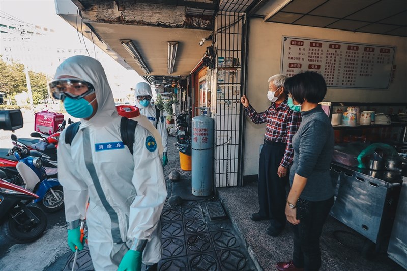 桃園醫院發生武漢肺炎群聚感染,為防堵病毒進入社區,陸軍三三化學兵群以桃醫為中心,針對周邊鄰里消毒。(軍聞社提供)中央社記者游凱翔傳真 110年1月21日