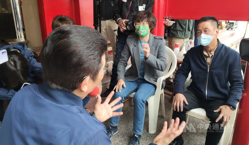 台東縣長饒慶鈴(右2)和台東市長張國洲(右)21日上午前往玄武堂拜會堂主李建智,協商是否取消炮炸寒單,李建智當場允諾取消。中央社記者盧太城台東攝 110年1月21日