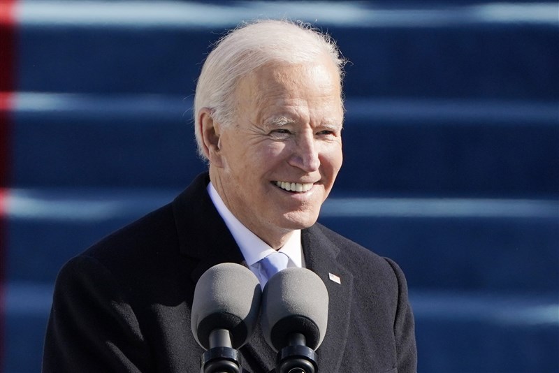 美國第46位總統拜登20日在就職演說中呼籲全國團結,結束兩黨支持者近年嚴重對立的局面,共同面對疫情、社會不公與種族歧視等挑戰。(美聯社)