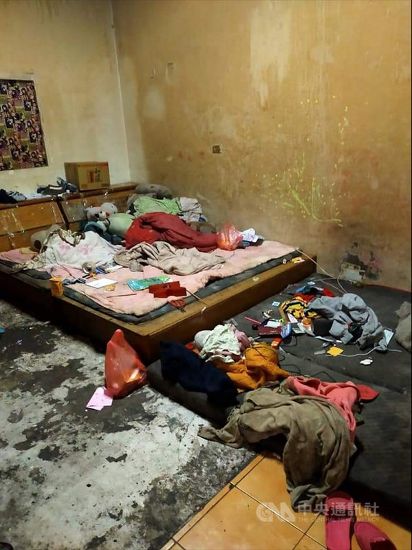 彰化林姓老翁與姪女林婦、3名姪孫一家人生活自理狀況不佳,大小便沒有清理,衣物隨地亂丟,地板上還有老鼠屍體,住處髒亂不堪;衡山社福基金會彰化行善團第五團團長黃旗旺指出,日前接到朋友通知,趕到林姓老翁住處查看,彰化縣社會處人員21日也到場訪視,表示將協助改善住家環境。(翻攝照片)中央社記者吳哲豪傳真 110年1月21日