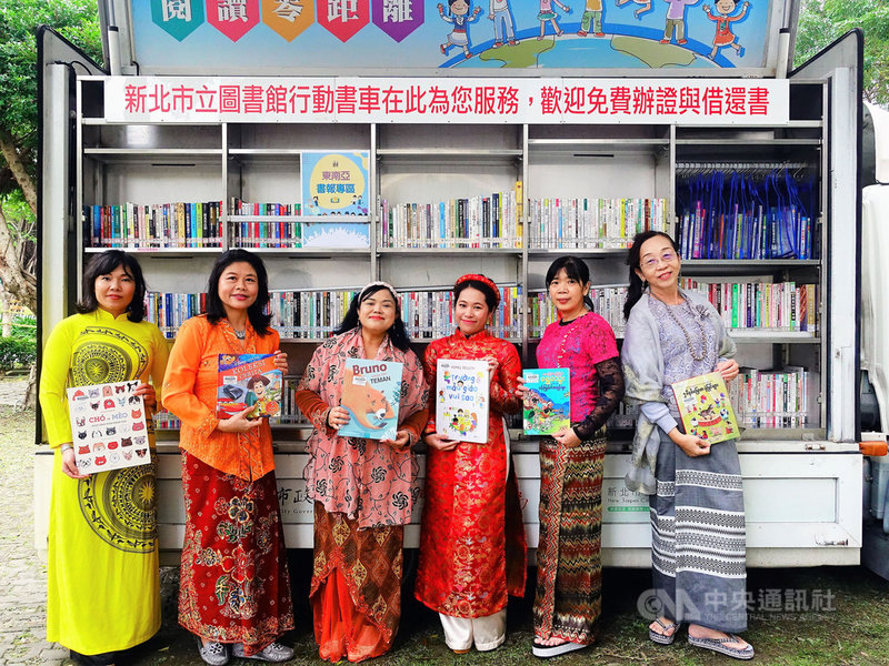 推廣閱讀,新北市行動書車即日起提供越南、緬甸、菲律賓、印尼、泰國、馬來西亞等6國書籍及報紙,新住民朋友只要憑護照或居留證便可以辦借書證。(新北市立圖書館提供)中央社記者沈佩瑤傳真 110年1月22日