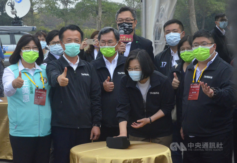總統蔡英文(前右2)22日在嘉義縣長翁章梁(前左2)、民進黨立委陳明文(前左3)、蔡易餘(前右1)、王美惠(前左1)等人陪同下,視察無人機AI創新應用研發中心,啟動無人機按鈕。中央社記者蔡智明攝 110年1月22日