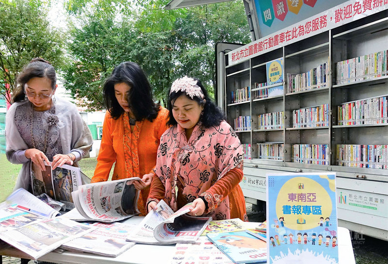 為了讓東南亞新住民與移工們在台灣也能看見母語,享受閱讀的樂趣,新北市行動圖書車特別新增「東南亞閱讀」服務,提供上百本來自越南、緬甸、菲律賓、印尼、泰國、馬來西亞的書籍、報刊。(新北市立圖書館提供)中央社記者沈佩瑤傳真 110年1月22日
