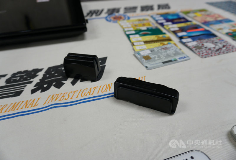 廖姓男子在國外網站購買側錄儀器(圖)後,裝設在各大百貨公司等處停車場付費機下方,獲取民眾信用卡內碼以盜刷,警方循線逮獲廖男,初估超過百人受害;警方呼籲,若民眾持信用卡到停車場付費時,發現刷卡機下方有不明機器,可立即報警,以免卡片遭側錄。中央社記者劉建邦攝 110年1月22日