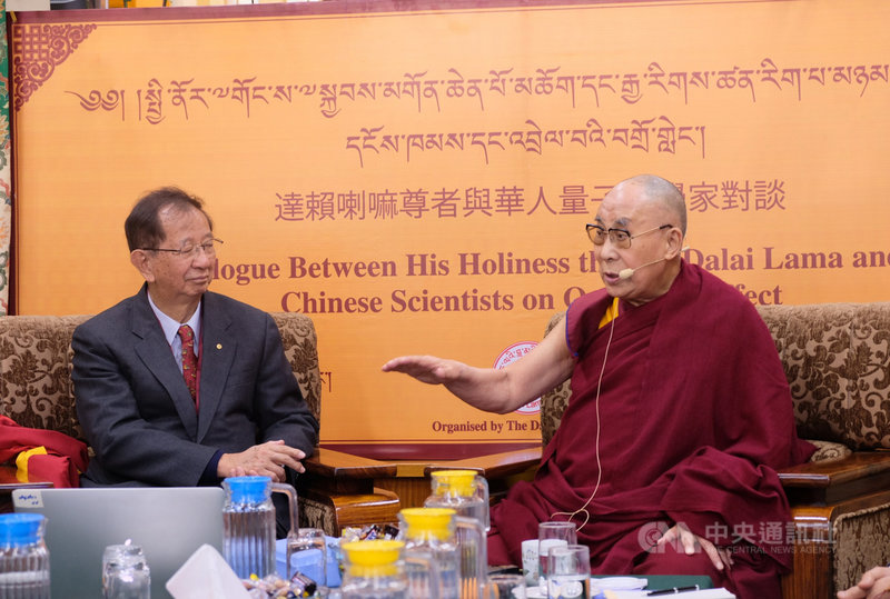 西藏精神領袖達賴喇嘛(右)帶領流亡藏人繼續在印度為自由西藏奮鬥,最新一份民調顯示,有近2/3印度受訪者願意冒著與中國惡化關係風險支持西藏人全問題。圖為達賴喇嘛2018年與李遠哲等華人科學家對話。(資料照片)中央社記者康世人新德里攝 110年1月22日
