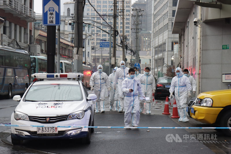 中國上海市21日新增6例本土武漢肺炎確診,目前兩個中風險地區都在黃浦區,周邊拉起了封鎖線,並有許多防疫人員。中央社記者張淑伶上海攝 110年1月22日