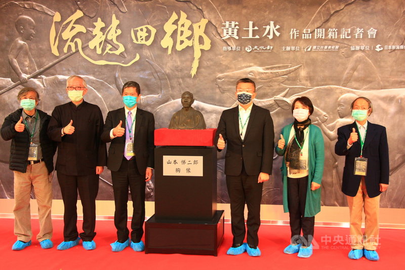 台灣雕塑家黃土水留存於日本的「山本悌二郎」石膏胸像，日方同意出借給國立台灣美術館，館方22日舉辦開箱記者會，文化部長李永得（左3）、立法院副院長蔡其昌（右3）等人出席見證。中央社記者蘇木春攝  110年1月22日