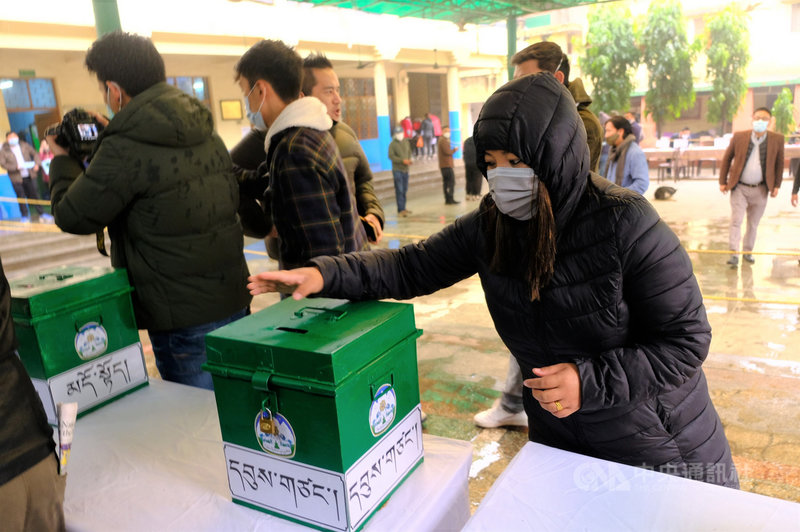 中共在西藏進行專制與高壓統治,流亡到印度的藏人一直尋求能讓西藏恢復獨立自主的地位,且在印度致力於民主制度,希望有一天把民主帶回到西藏。圖為新德里藏人3日投票選舉司政和議員。(資料照片)中央社記者康世人新德里攝 110年1月22日