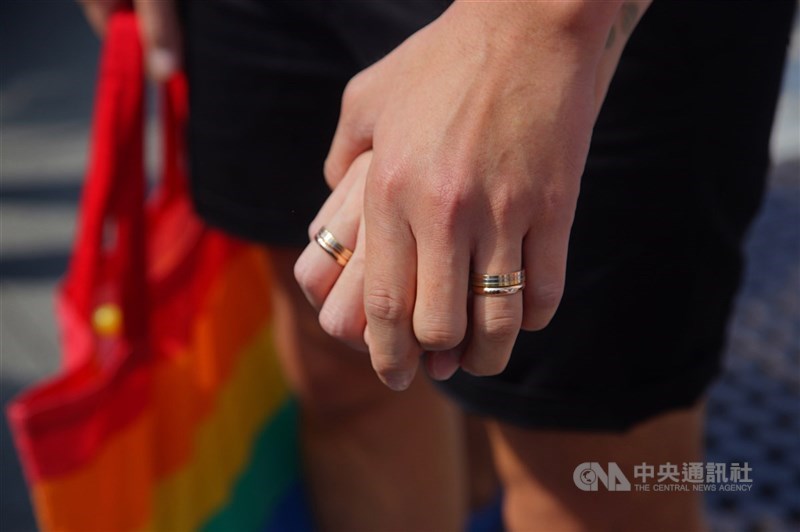 台灣與澳門籍同性伴侶信奇與阿古赴戶政機關申請登記結婚遭拒,提告請求准許登記,法院6日判他們勝訴。(中央社檔案照片)